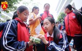 Học sinh Hà Nội thích thú thi gói bánh chưng, giã bánh dày, viết thư pháp